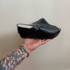 Tsubo Ovid Leather Wedges Black size 9